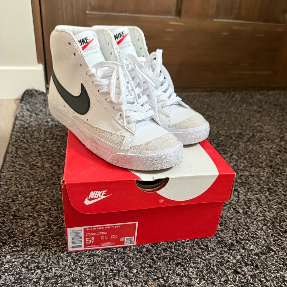 Nike Blazer Mid ‘77 5.5Y or 7 women’s